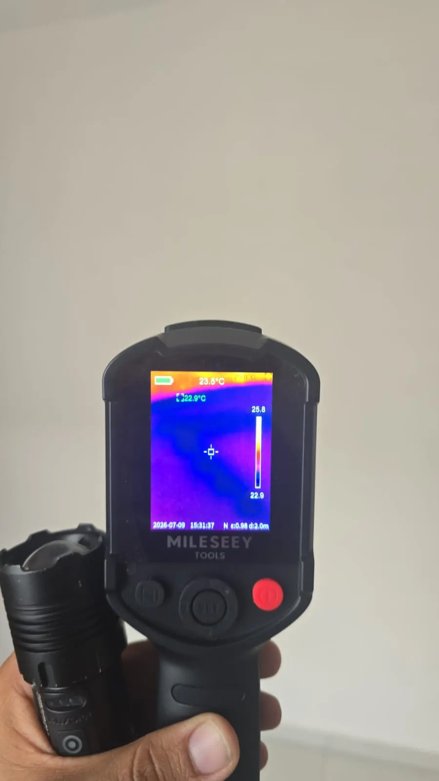 Inspector utilizando cámara termográfica durante una inspección de vivienda