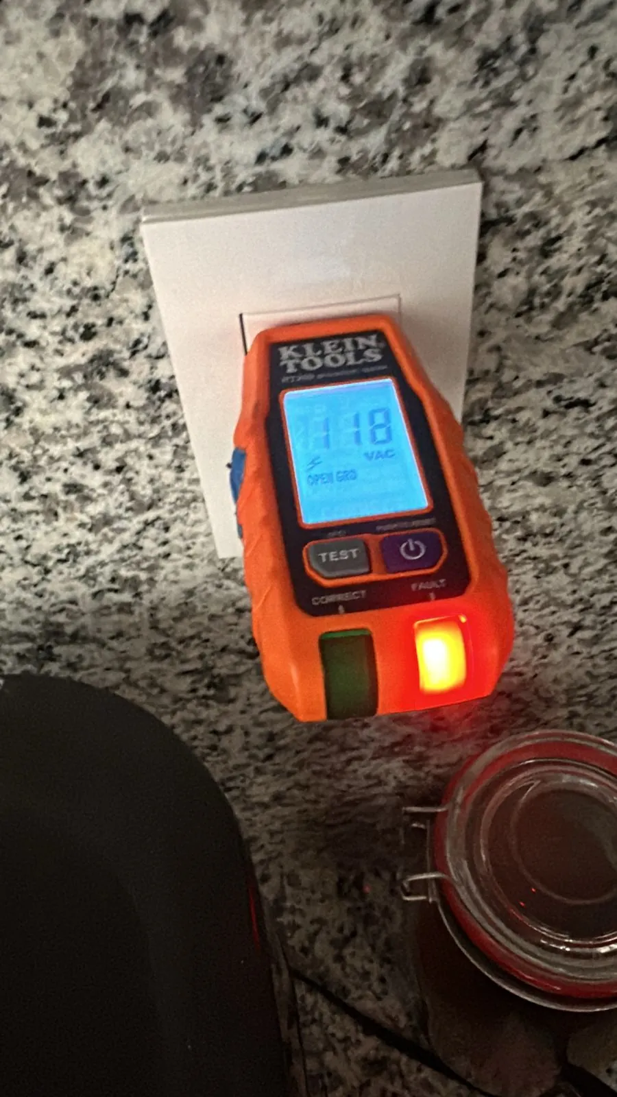 Prueba de voltaje, polaridad y continuidad en un contacto eléctrico con probador Klein Tools