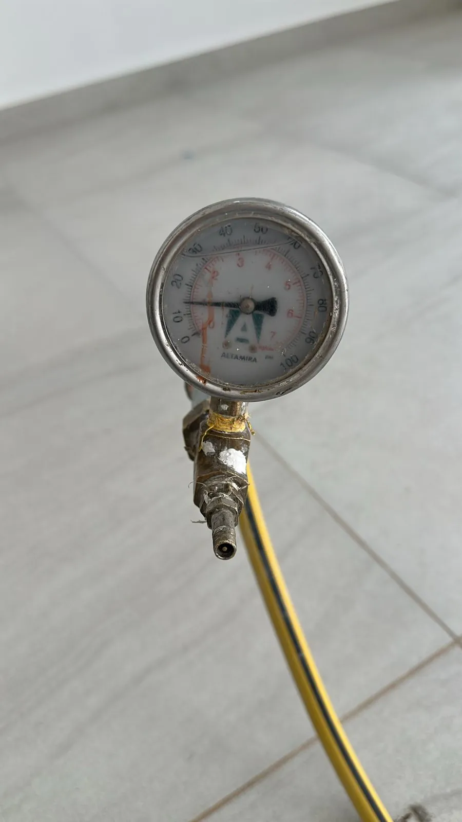 Manómetro midiendo presión durante una prueba de hermeticidad de gas